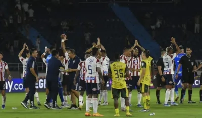 Los jugadores del Junior saludando a la afición en su reciente juego ante el Huila.