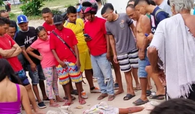 En la diagonal 50 con carrera 17B quedó tendido el cuerpo del hombre que lanzaron desde un motocarro. 