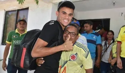 El futbolista Luis Díaz y su padre Luis Manuel Díaz, en una reunión familiar.