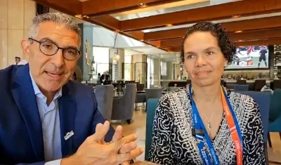 La ministra Astrid Rodríguez hablando con el periodista Jorge Cura.