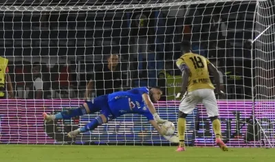 Santiago Mele tapa la pena máxima cobrada por Marco Pérez.