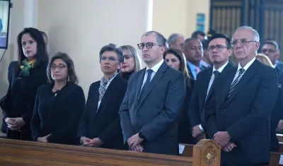 El MinDefensa Iván Velásquez, el fiscal General Francisco Barbosa y la alcaldesa Claudia López, en los actos litúrgicos por el aniversario de la toma del Palacio de Justicia en 1985