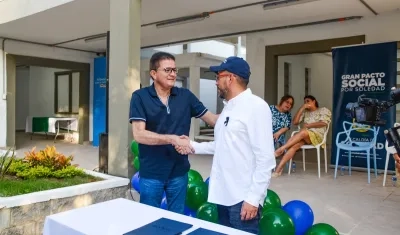 El alcalde Rodolfo Ucrós haciendo entrega de la primera fase de Uniatlántico. 