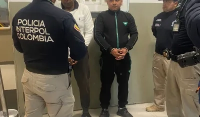 Omar Ambuila durante su proceso de extradición junto con las autoridades.