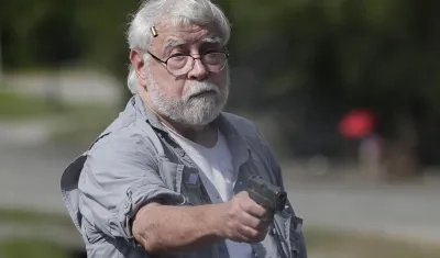 Momento exacto en el que el hombre dispara en contra de los manifestantes.
