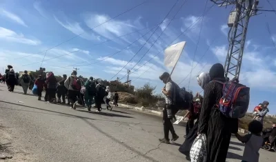 Palestinos, con una bandera blanca improvisada, parten hacia el sur de la Franja de Gaza.