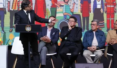 El Presidente Gustavo Petro y los negociadores del ELN.