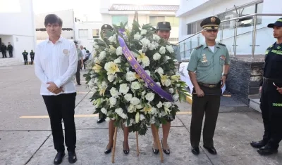 Agentes policiales celebrando sus 132 años de historia.