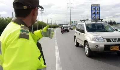 Tráfico de carretera en puente festivo.