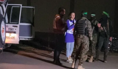 Cruz Roja durante la entrega de rehenes. 