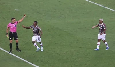 Wílmar Roldán expulsando a un jugador de Fluminense.