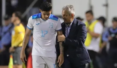 Reinaldo Rueda dando indicaciones a uno de sus jugadores.