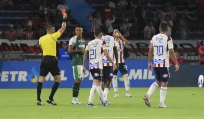 Momento de la expulsión de Luis 'Chino' Sandoval.