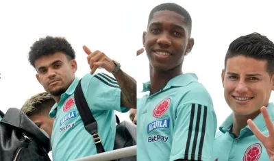 La selección Colombia, entre ellos Luis Díaz y James Rodríguez, antes de abordar el avión hacia Paraguay. 