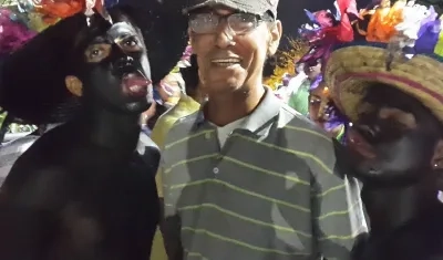 Tico Stevenson acompañado de miembros de una danza de son de negro.