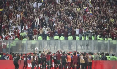 Jugadores venezolanos intentando acercarse a la afición de su país.