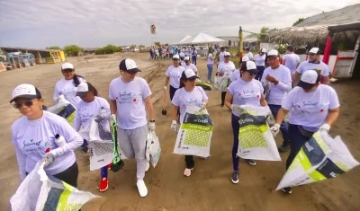 Voluntarios en limpieza en playa de Puerto Mocho.