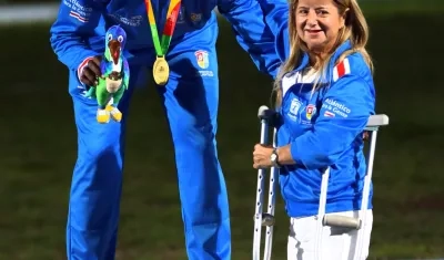 Anthony Zambrano posando con la Gobernadora Elsa Noguera.