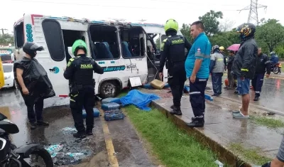 Estado en que quedó el bus volcado este domingo a la altura del Inem