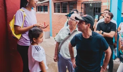 El alcalde electo Alex Char dialoga con una de las docentes del colegio Cívico 7 de abril 