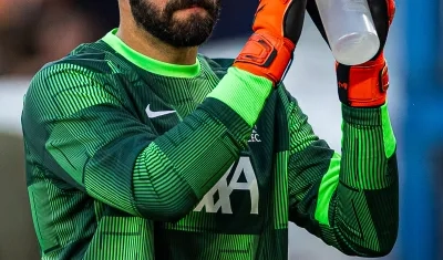 Alisson calentando antes del juego del Liverpool.