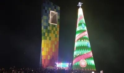 El mega árbol de Navidad junto a La Ventana al Mundo