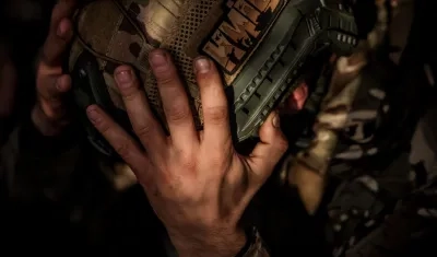 Un miembro del ejército ucraniano se protege en la ciudad de Zaporiyia en medio de ataques rusos.