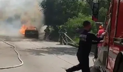 Momento exacto en el que el carro es consumido por las llamas.