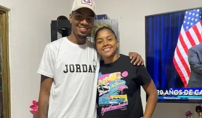 La futbolista Jorelyn Carabalí con su hermano Paulo Andrés. 