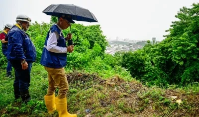Fernando Abello, director de la Oficina Asesora para la Gestión del Riesgo de Desastres, junto con el Alcalde William Dau.