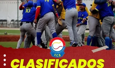 Celebración de los peloteros colombianos tras la victoria 3-1 sobre Venezuela. 