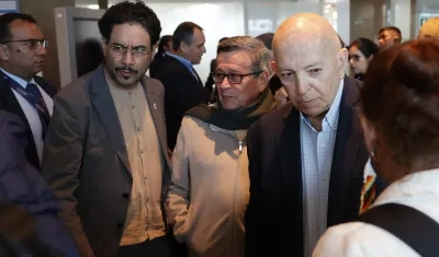 El senador Iván Cepeda y Otty Patiño, de la delegación del Gobierno, y Pablo Beltrán, jefe de la delegación de la guerrilla del ELN, este miércoles en rueda de prensa