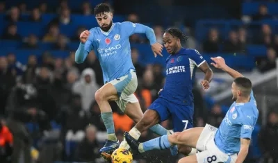 Mateo Kovacic, del Manchester City, se interpone en el avance de Raheem Sterling, del Chelsea.