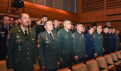 Uniformados que hicieron parte del diplomado en la Universidad de los Andes.