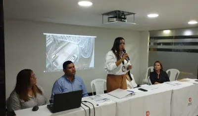 Julieth Sandoval, administradora del Centro Comercial Country Plaza, tomando la palabra.