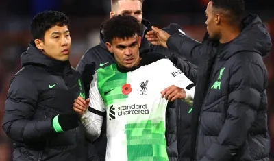 Luis Díaz siendo consolado por sus compañeros después del juego.