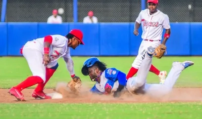 Dilson Herrera es puesto out en segunda base en un intento de robo. 