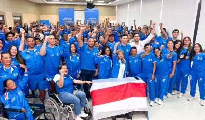 La gobernadora Elsa Noguera y el director de Indeportes, Luis Restrepo, con el grupo de deportistas.