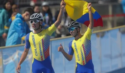 Los colombianos Andrés Gómez (izquierda) y Juan Mantilla tras ganar plata y oro, respectivamente, en 10.000 metros masculino.