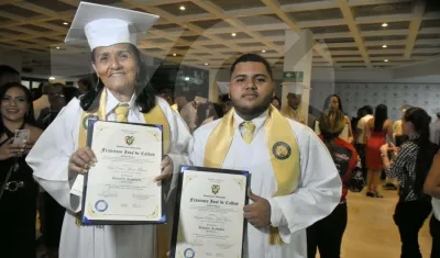 María Fabiola Ríos Castro, de 70 años, y su nieto Said Munir Herrera, de 18, con la toga, el birrete y el diploma de bachilleres en la ceremonia en el Teatro José Consuegra