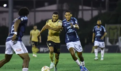 Hómer Martínez intenta despojar del balón a Jesús Rivas, de Águilas Doradas. 