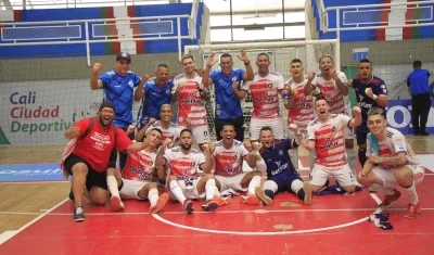 Los jugadores de Independiente celebran su pase en el coliseo Evangelista Mora.
