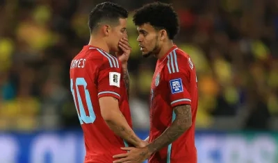James Rodríguez y Luis Díaz durante el partido de la Selección Colombia contra Ecuador.