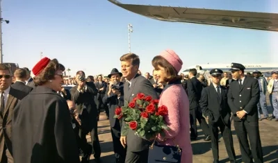John F. Kennedy, presidente de Estados Unidos, y su esposa Jacqueline, en el aeropuerto de Dallas (Texas).