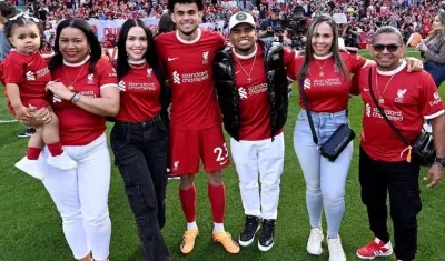 Luis Díaz junto con su familia en Inglaterra.
