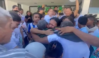 Luis Manuel Díaz se abraza con su padre Jacob Díaz y su hermana Aracelys Díaz