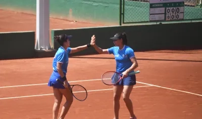 María Fernanda Herazo y María Paulina Pérez celebrando un punto.