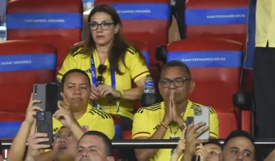 'Mane' Díaz acompañado de su esposa Cilenis Marulanda, en las tribunas del estadio Metropolitano. 