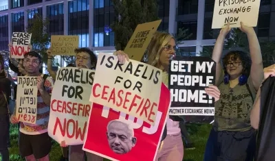 Manifestantes israelíes protestan contra la ofensiva militar de su país sobre Gaza.