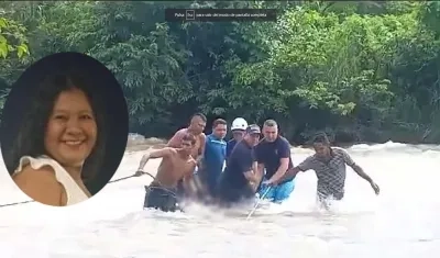 María López en momentos en que era rescatada del río Guatapurí